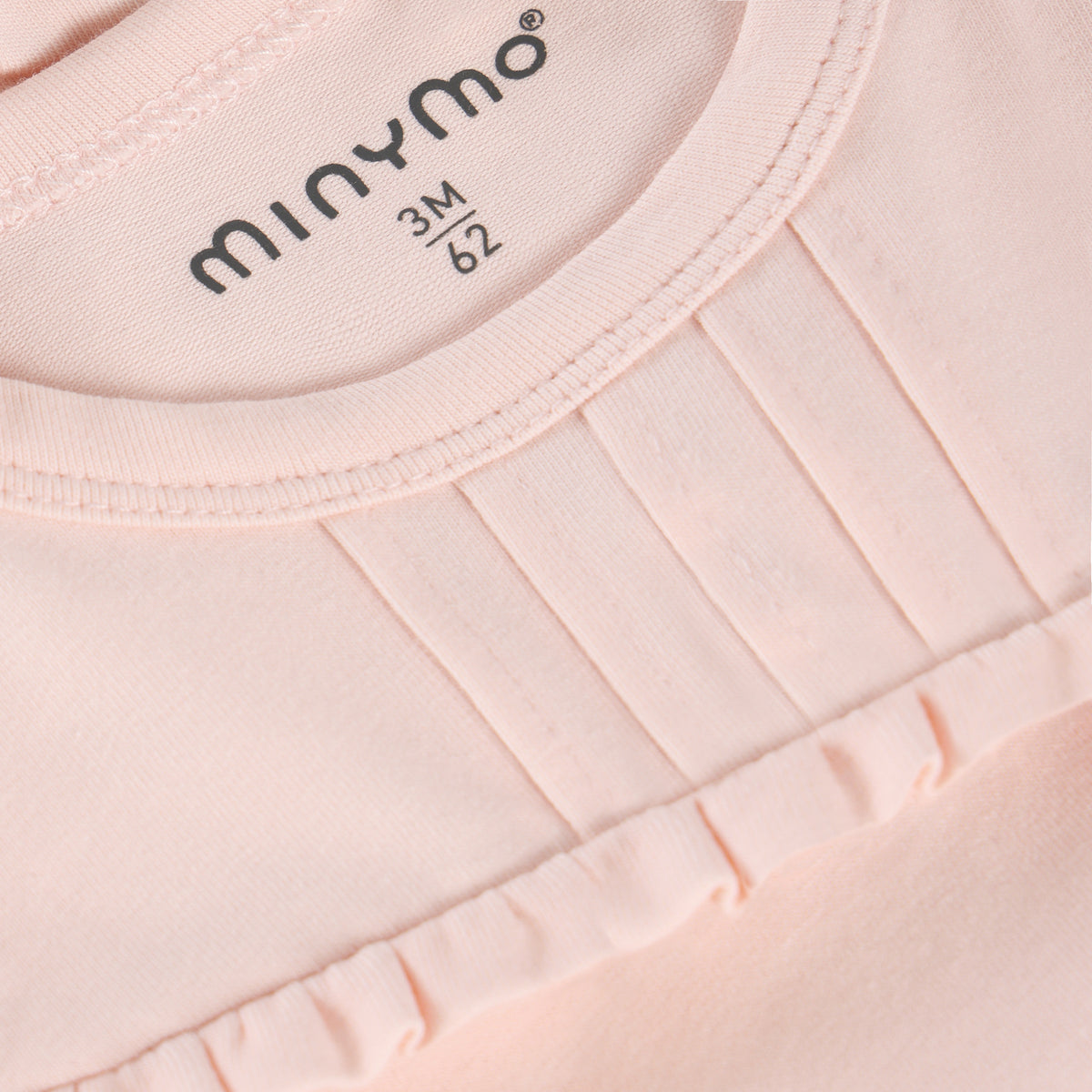 Detailaufnahme Stoff und Verarbeitung des Minymo Kurzarm Bodys aus Bio-Baumwolle im Bärechind Winterthur, Zürich, Schweiz