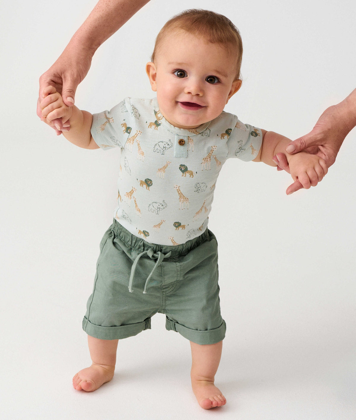 Baby trägt mintfarbenen MINYMO Body mit Safari-Motiv, entdeckt bei Bärechind in Winterthur Schweiz