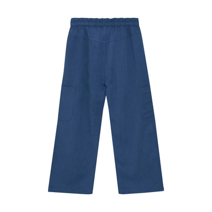Nachhaltige Kinderhose von Minymo – Rückansicht in kräftigem Blau, aus Lyocell