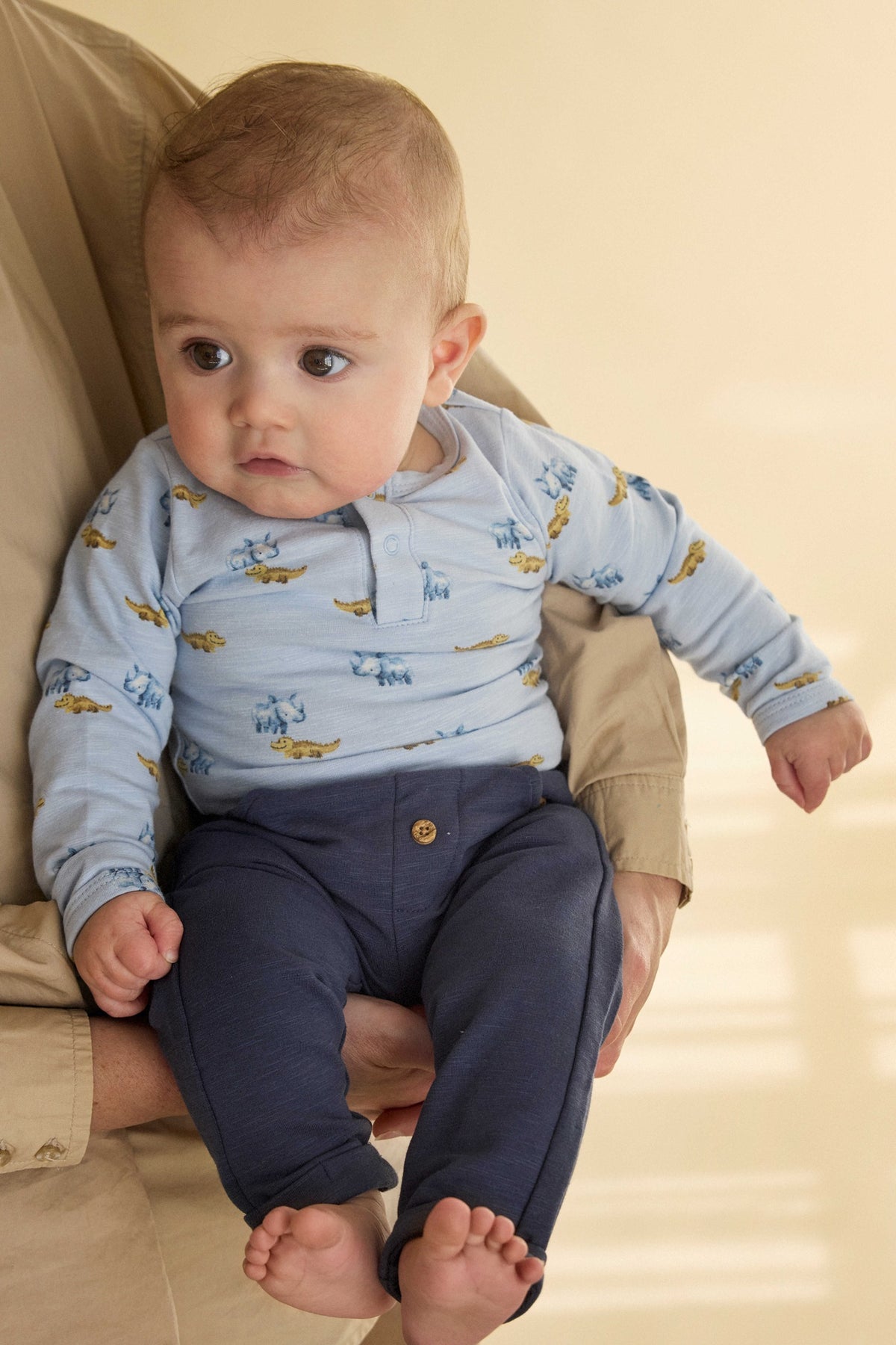 Baby trägt Minymo Langarm Body mit Krokodil-Print, Kinderladen Bärechind Winterthur Zürich Schweiz