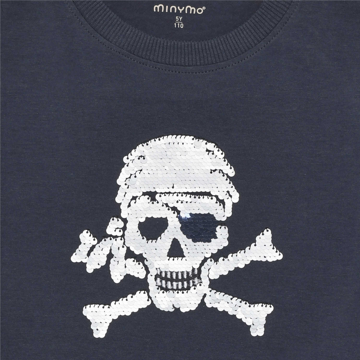 Detailansicht vom Totenkopf-Print auf Minymo Kinder T-Shirt, Bärechind Winterthur Zürich Schweiz