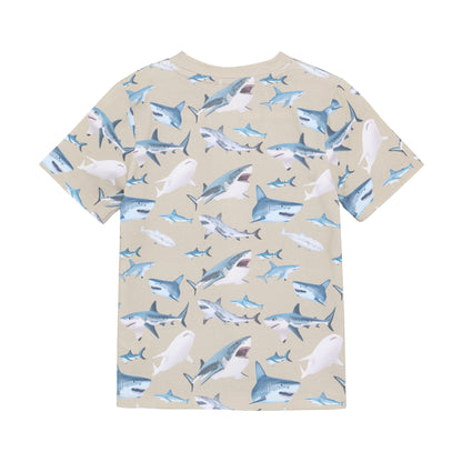 Rückansicht Minymo Kinder T-Shirt mit Hai Muster, nachhaltige Kindermode im Bärechind Winterthur Zürich Schweiz.