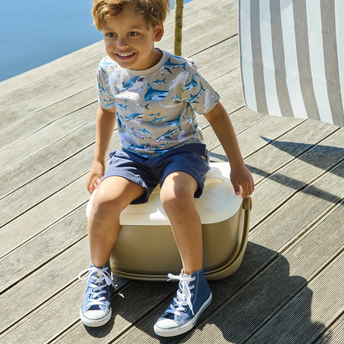 Kind trägt Minymo T-Shirt mit Hai Print, nachhaltige Kindermode im Bärechind Winterthur Zürich Schweiz.