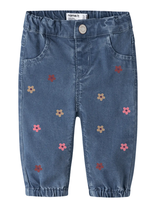 Mittelblaue Mom-Jeans mit Blumenstickerei für Kinder von name it im Bärechind Winterthur Zürich Schweiz