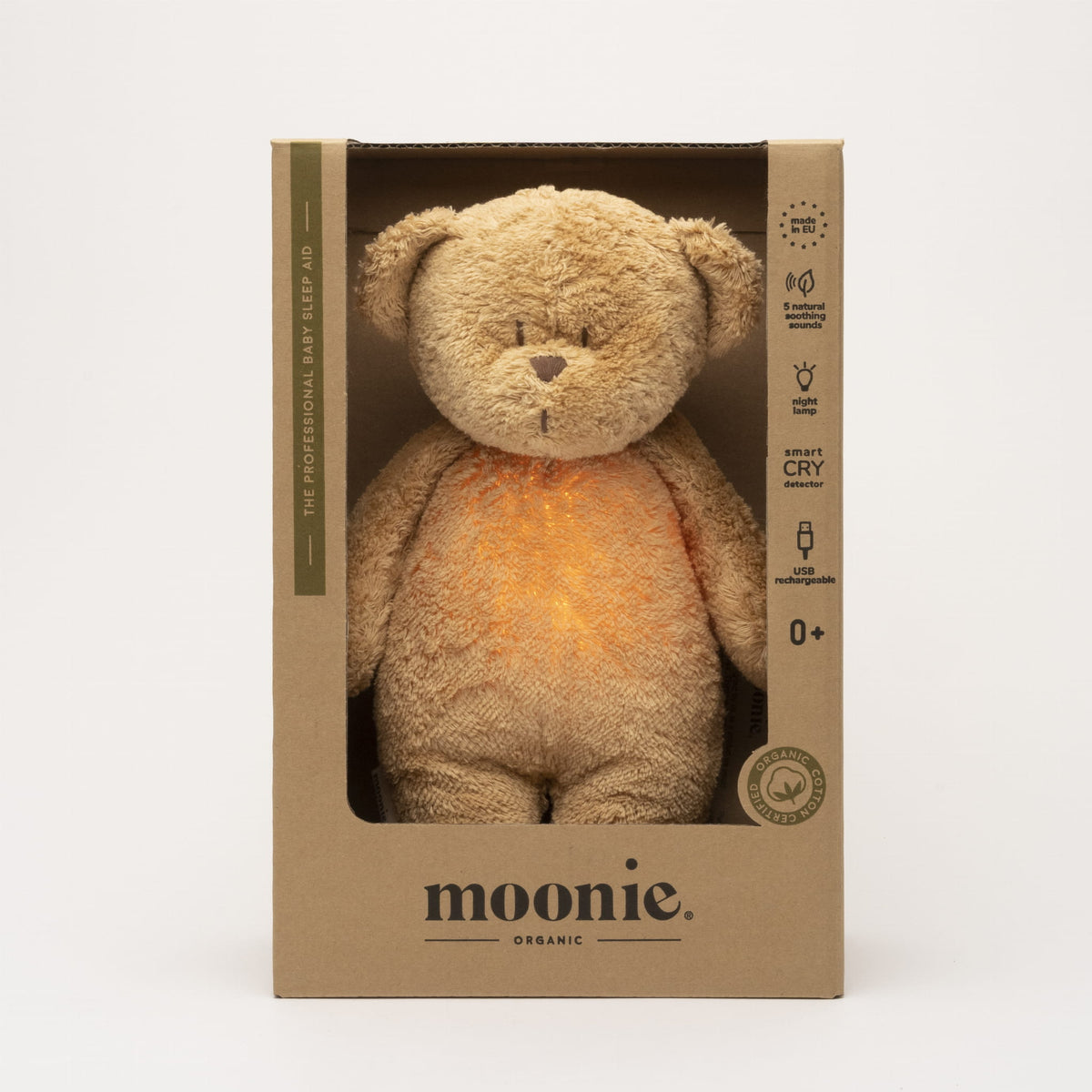 Moonie 2.0 Bär in Cappuccino in nachhaltiger Verpackung – Einschlafhilfe für Babys mit Nachtlicht, Naturklängen und USB-C Ladefunktion. Jetzt erhältlich in Winterthur, Zürich, Schweiz.