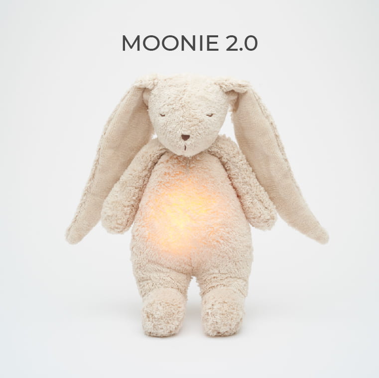 Moonie 2.0 Hase Einschlafhilfe in Sand – Kuscheltier aus Bio-Baumwolle mit natürlichen Klängen, Nachtlicht und Schrei-Detektor. Jetzt erhältlich in Winterthur, Zürich, Schweiz.