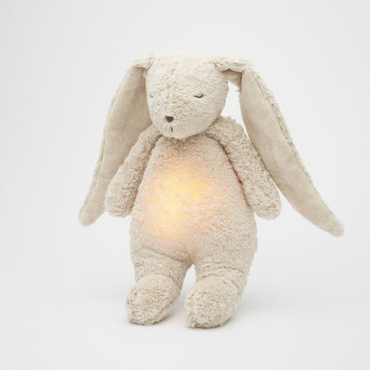 Moonie 2.0 Hase Einschlafhilfe in Sand – Kuscheltier aus Bio-Baumwolle mit natürlichen Klängen, Nachtlicht und Schrei-Detektor. Jetzt erhältlich in Winterthur, Zürich, Schweiz.