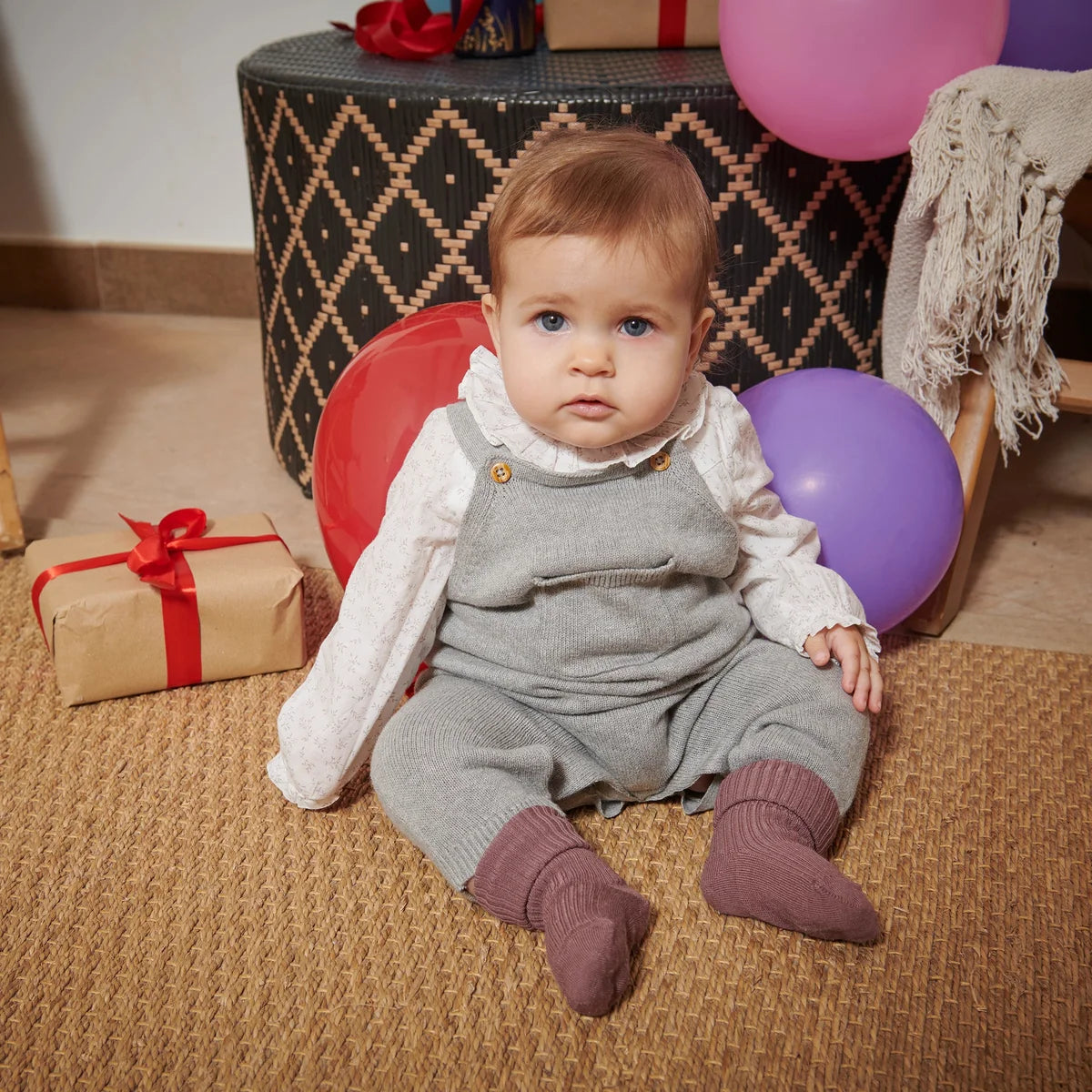 Baby mit MP Denmark Wollsocken aus Merinowolle in Rose Taupe, Bärechind Winterthur, Zürich, Schweiz.