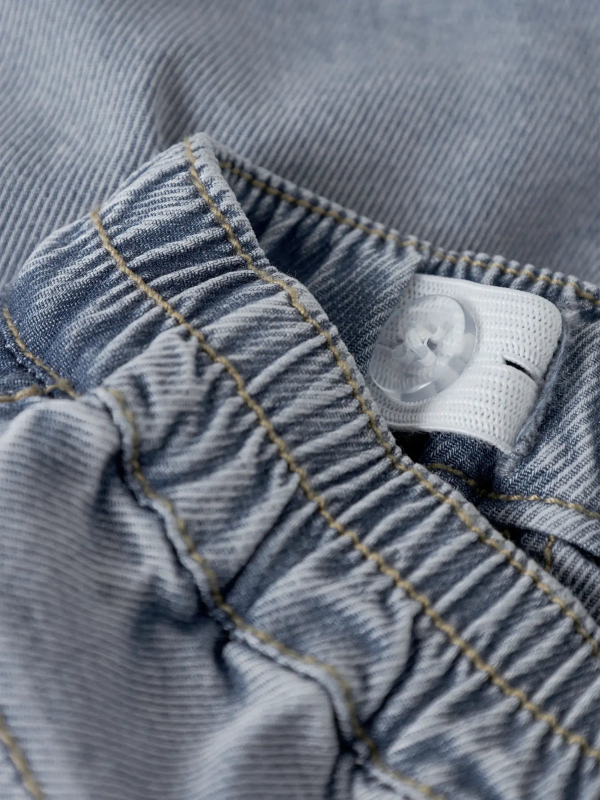 Detailansicht elastischer Bund der NAME IT Baby Jeans aus Denim, erhältlich bei Bärechind in Winterthur, Zürich, Schweiz.