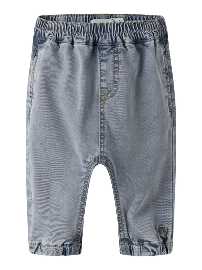 NAME IT Baby Jeans in hellblauem Denim mit elastischem Bund, erhältlich bei Bärechind in Winterthur, Zürich, Schweiz.