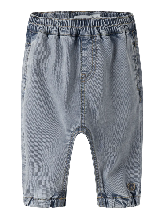 NAME IT Baby Jeans in hellblauem Denim mit elastischem Bund, erhältlich bei Bärechind in Winterthur, Zürich, Schweiz.