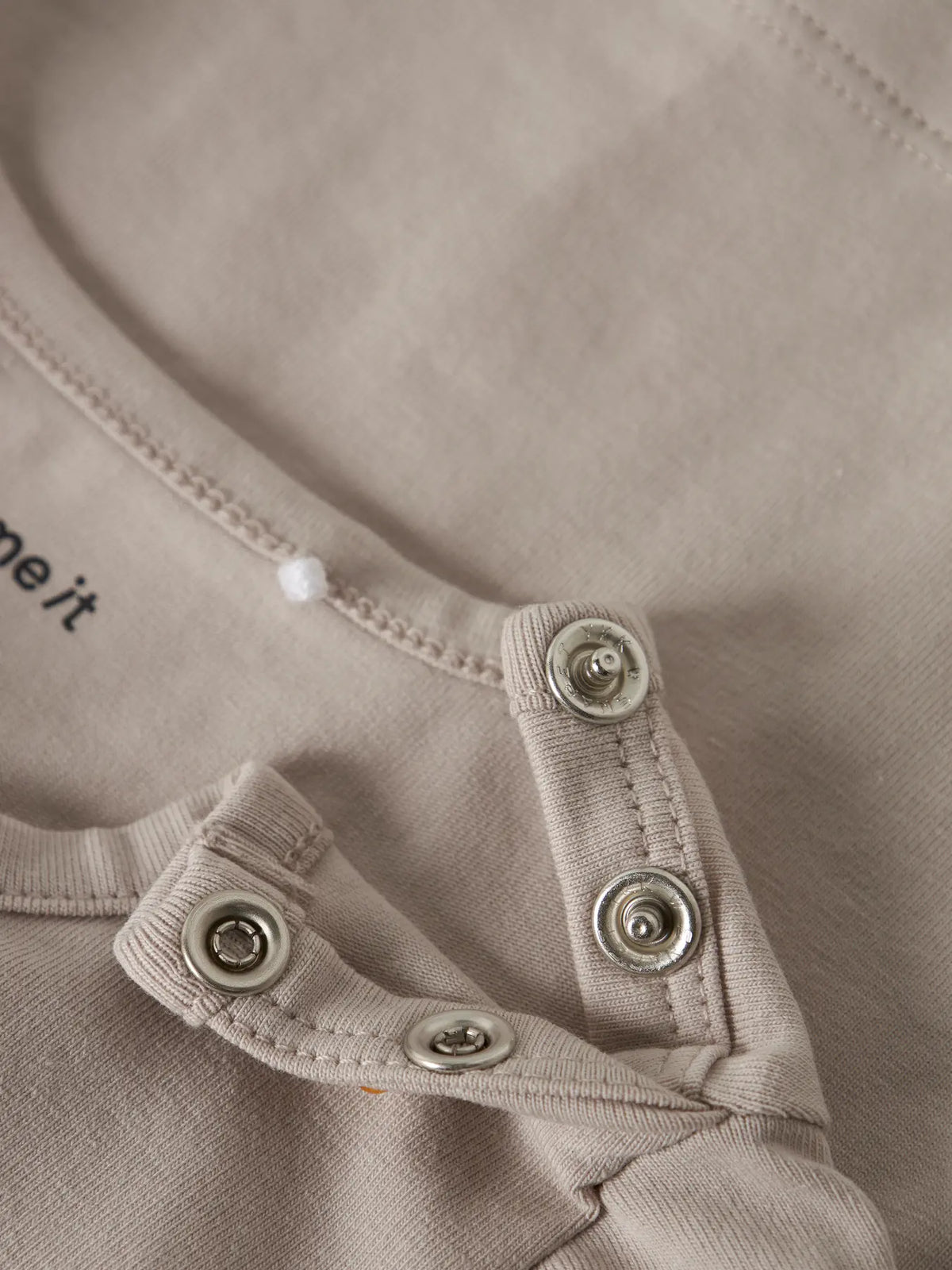 Detail Schulterdruckknöpfe beiges NAME IT T-Shirt mit Birnenmotiv im Bärechind Winterthur Zürich Schweiz kaufen