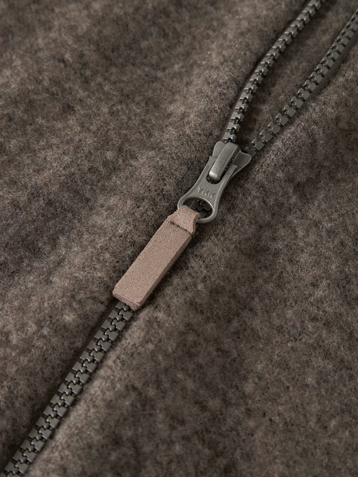 Detail der Name It Wollfleece Jacke in Morel mit Reissverschluss und Wollfleece Struktur
