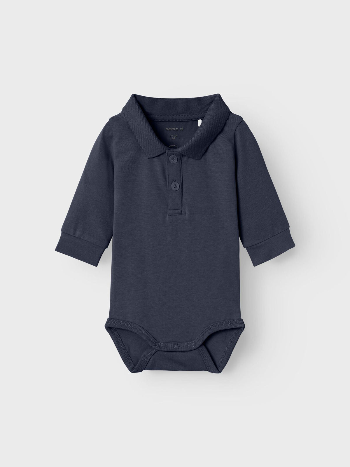 Dunkelblauer Polo-Body von NAME IT in Dark Sapphire, langärmlig und aus Bio-Baumwolle, erhältlich im Bärechind in Winterthur, Zürich Schweiz.