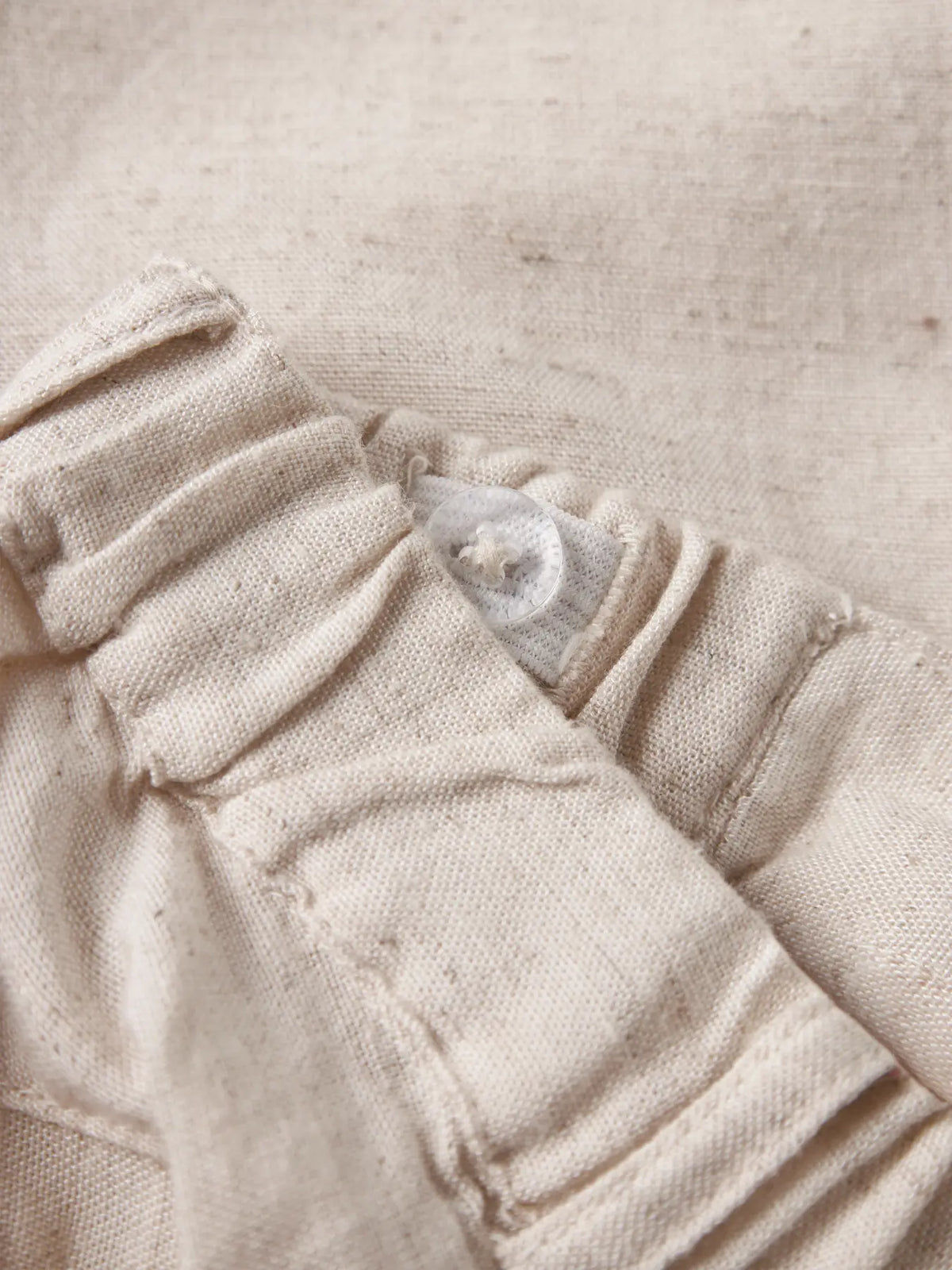 Detailaufnahme von beigen Shorts mit elastischem Bund von name it bei Bärechind in Winterthur, Zürich, Schweiz