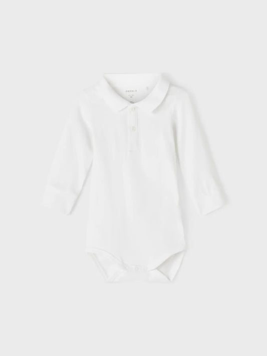 Weisser Polo-Body aus Bio-Baumwolle von NAME IT für Babys, erhältlich im Bärechind Winterthur, Zürich Schweiz.