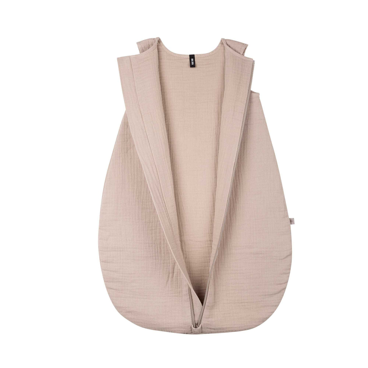 Geöffneter Schlafsack aus Musselin in Kaschmir-Beige mit Reissverschluss von Pure Pure by Bauer – nachhaltige Babyausstattung in Winterthur, Zürich, Schweiz.