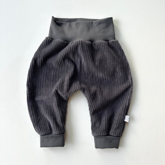 Raketenkind Cordnicky Cordhose für Babys und Kinder in Dunkelgrau aus Bio Baumwolle, hergestellt in Winterthur, Bärechind, Zürich, Schweiz.