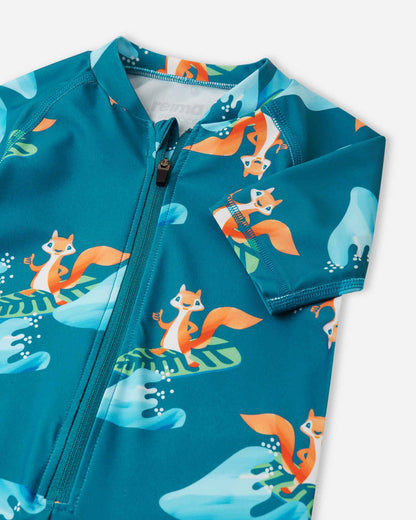 Detailaufnahme des sommerlichen Tier-Musters vom Reima UV-Schwimmanzug für Babys – nachhaltig & funktional