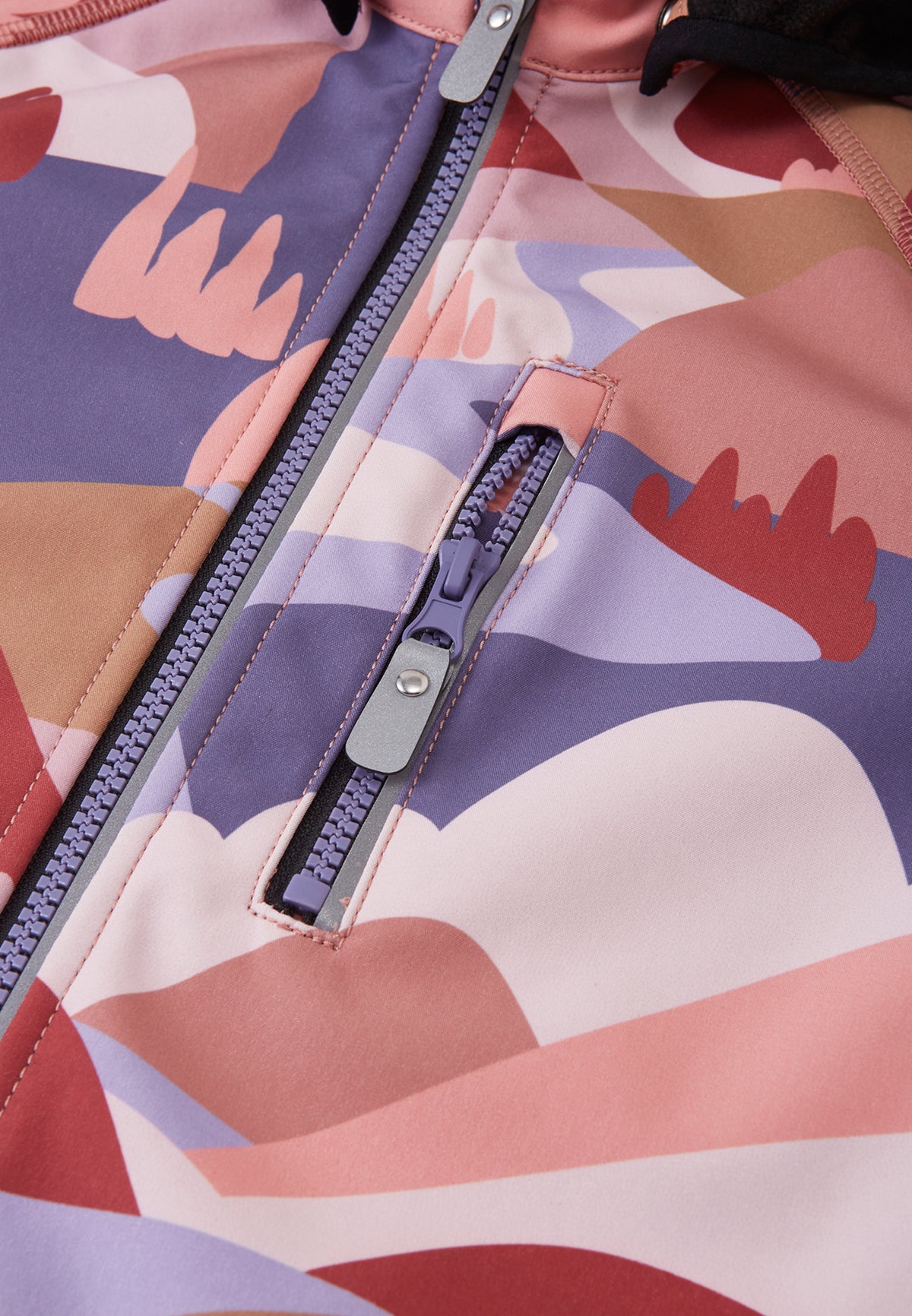 Reissverschluss Detail der Reima Softshelljacke Vantti Rose Blush in Winterthur