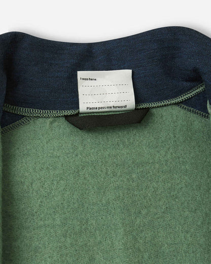 Detailaufnahme Reissverschluss und Stoffstruktur des Reima Wollpullovers Merin Green Clay im Bärechind Winterthur Zürich Schweiz