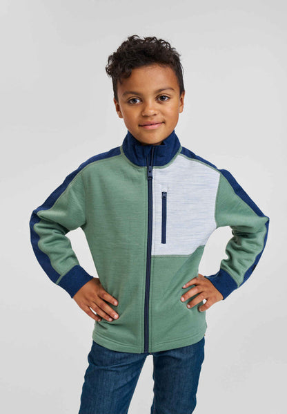 Kind trägt Reima Wollpullover Merin Green Clay im Bärechind Winterthur Zürich Schweiz