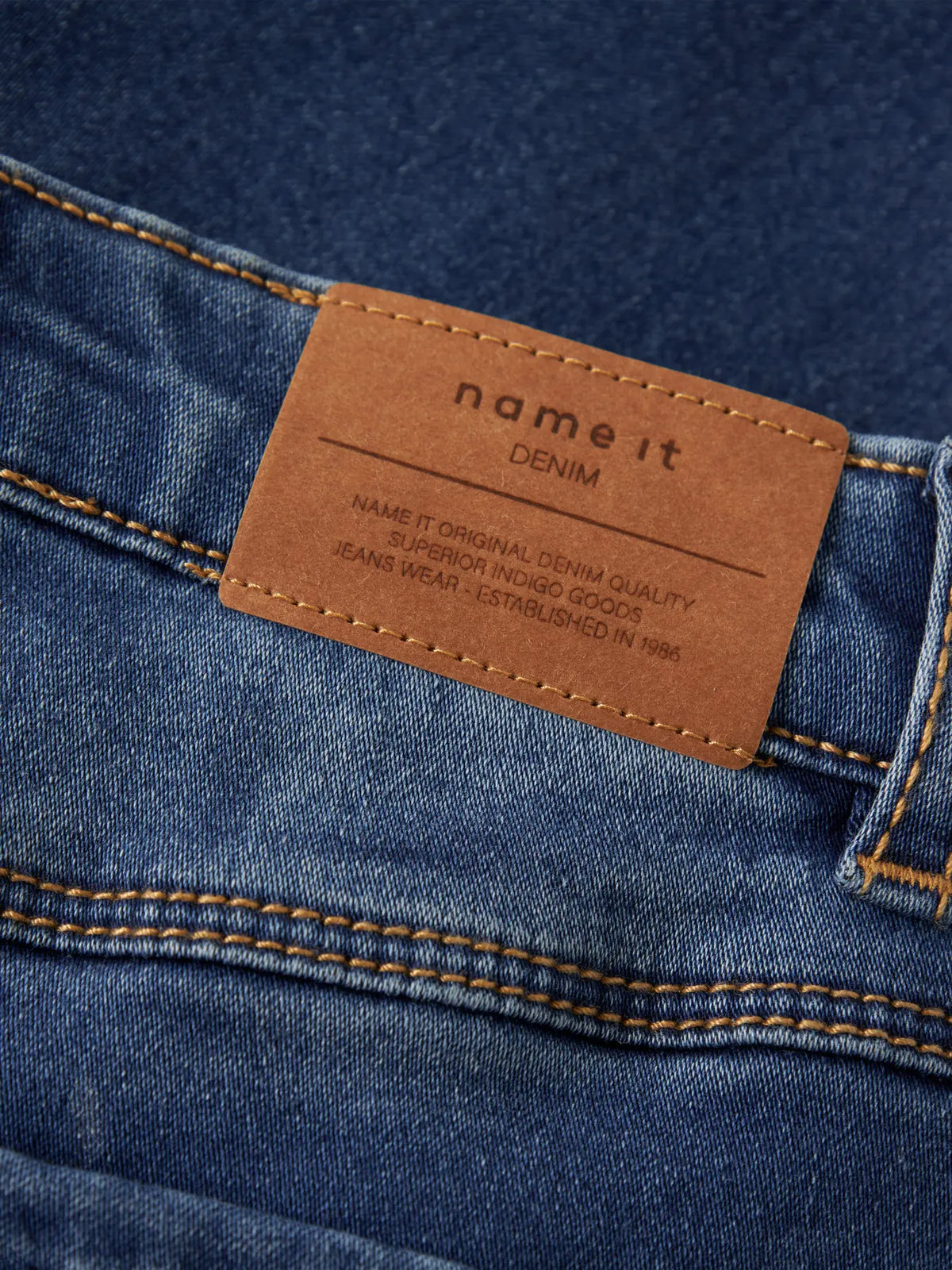 Rückseitiges Lederlabel einer dunkelblauen Bootcut Jeans mit Fleece-Innenseite, Bärechind Winterthur Zürich Schweiz