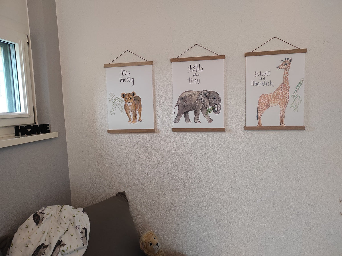 Safari Poster A3 mit Giraffe, Löwe und Elefant im Kinderzimmer, handgemalt und gedruckt im Bärechind in Winterthur, Zürich Schweiz.