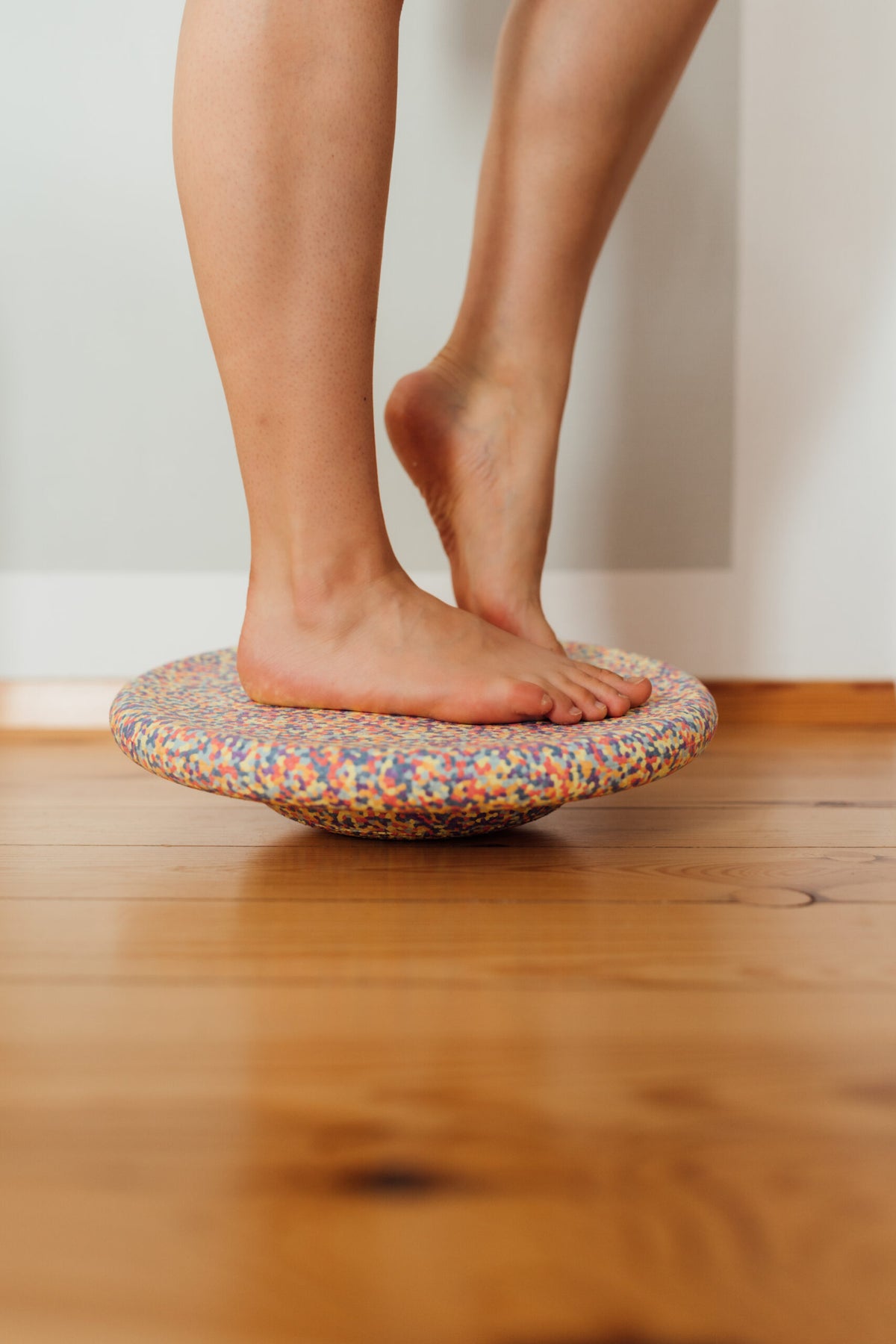 Barfuss auf dem Stapelstein Balance Board – stabil und rutschfest für drinnen und draussen