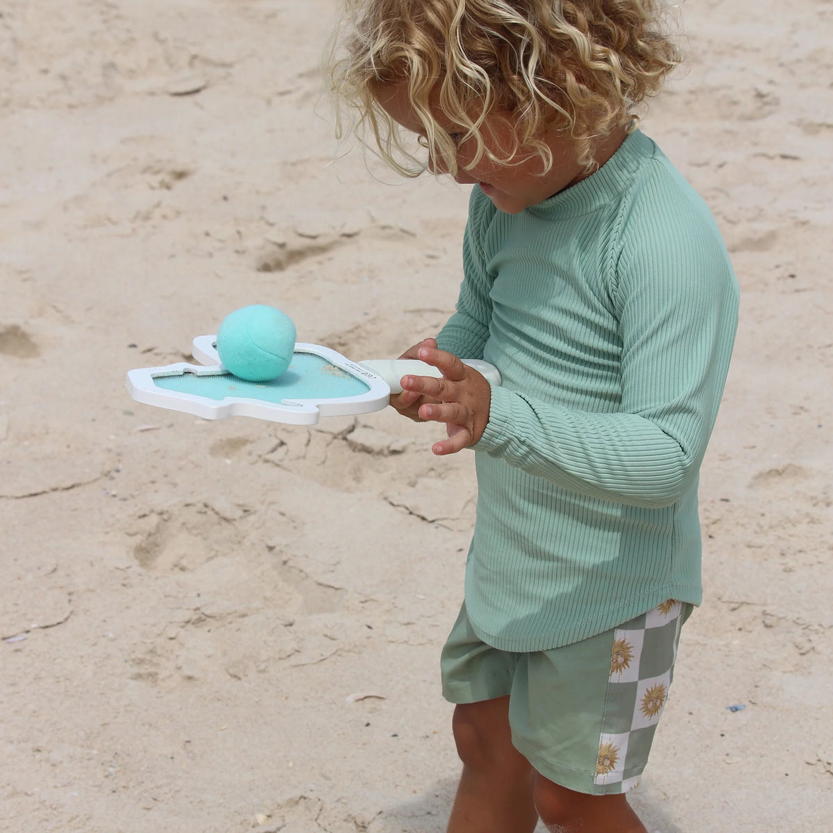 Bewegungsaufnahme: Kind beim Spielen mit SunnyLife Strandschläger Set – Sid die Möwe