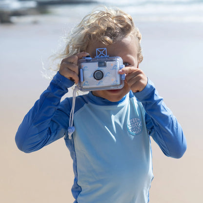 Kind fotografiert mit der SunnyLife Unterwasserkamera Blue Wave am Strand – wasserfest & analog