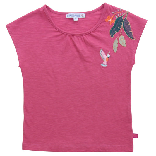Kind traegt Top aus Bio-Baumwolle mit Blaetterstickerei und Kolibri von Enfant Terrible im Bärechind Winterthur Zürich Schweiz.