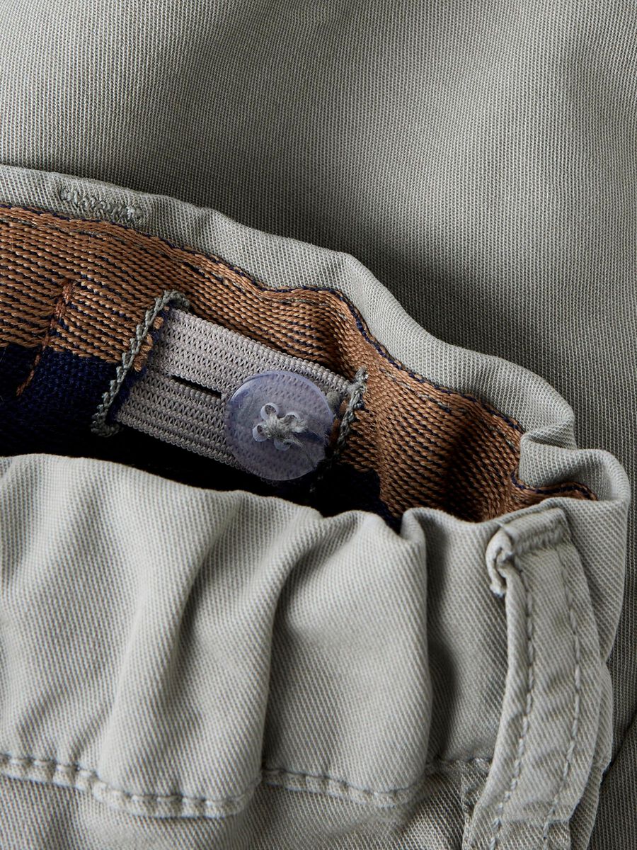 Detailaufnahme Twillstoff Kinderhose aus nachhaltiger Baumwolle, Name It bei Bärechind Winterthur Zürich Schweiz